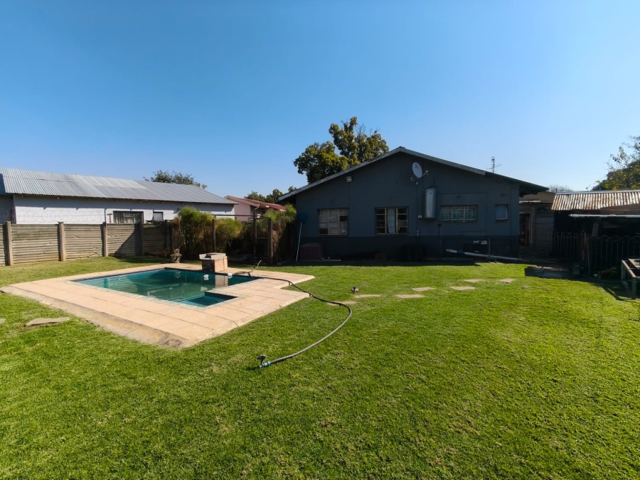 To Let 4 Bedroom Property for Rent in Oos Einde North West